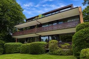 Hochparterre-Wohnung mit großem Südbalkon, Kamin und Einzelgarage