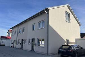 3 Reihenhäusern 10 Min. zu Fuß zu BMW & zur U2 – Die vollständige Adresse der Immobilie erhältst du vom Anbieter., 80937 Am Hart, München – Vorschaubild 3