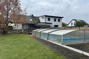 DHH in begehrter Lage, modernes + energieeffizientes Heizkonzept, großes Grundstück mit Sauna + Pool – Die vollständige Adresse der Immobilie erhältst du vom Anbieter., 8066 Eckersbach Siedlung, Zwickau – Vorschaubild 1