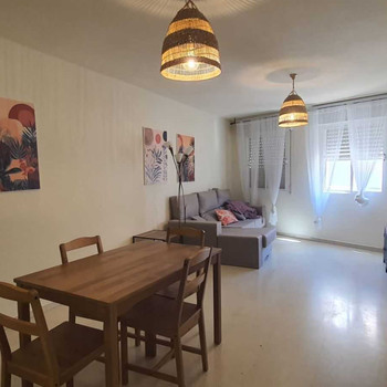 Renovierte 3-Zimmer-Wohnung mit 2 Bädern an der Avenida. Möbliert, mit separater Küche. Ideal für ei