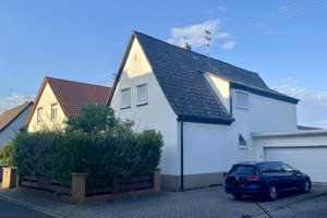 Sehr schönes großes Einfamilienhaus mit Garten und Garage