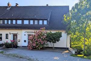 Bezaubernde Doppelhaushälfte mit Hanggrundstück in Löhne – Die vollständige Adresse der Immobilie erhältst du vom Anbieter., 32584 Löhne – Vorschaubild 2