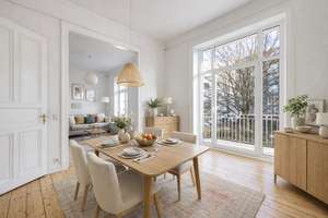 Stilvolle Altbauwohnung in Altona mit hohen Decken, Dielenboden und Balkon