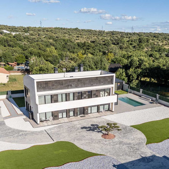 ^**^SPEKTAKULÄRES NEUBAU-DESIGNVILLA IN COLMENAREJO MIT BEHEIZTEM POOL UND BLICK AUF DIE SIERRA^**^