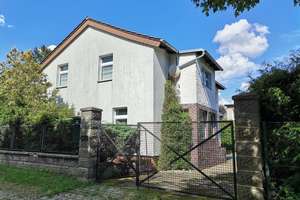 Zweifamilienhaus mit Garten in Berlin – Die vollständige Adresse der Immobilie erhältst du vom Anbieter., 12623 Mahlsdorf, Berlin – Vorschaubild 1