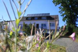 Nachhaltig saniertes Mehrfamilien- und Seminarhaus im Westerwald mit Fernblick – Gartenstraße 15, 57632 Flammersfeld – Vorschaubild 1