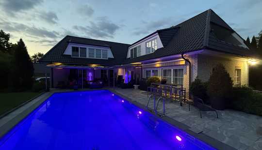 Bild von Luxus Pur - Traumhafte Villa mit behzt. Außen-Pool, grandiosem Garten und imposantes Garagenhaus!