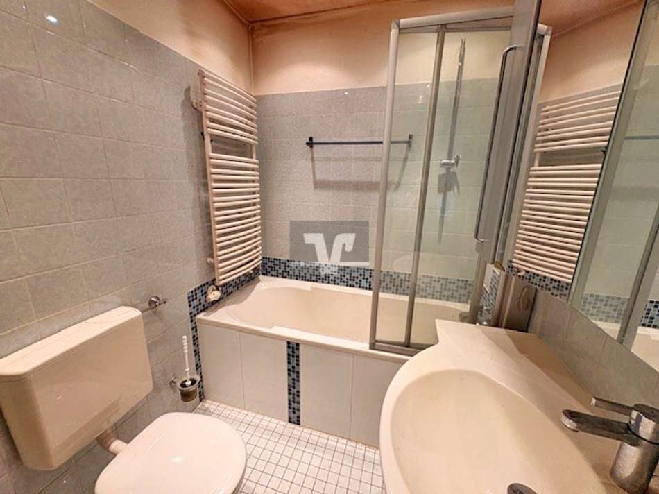 Badezimmer mit Badewanne