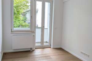 Perfekte Mischung aus ruhigem Innenhof und Blick ins Grüne | Kernsanierte 2,5-Zimmer-Loggia-Wohnung – 40239 Düsseltal, Düsseldorf – Vorschaubild 3