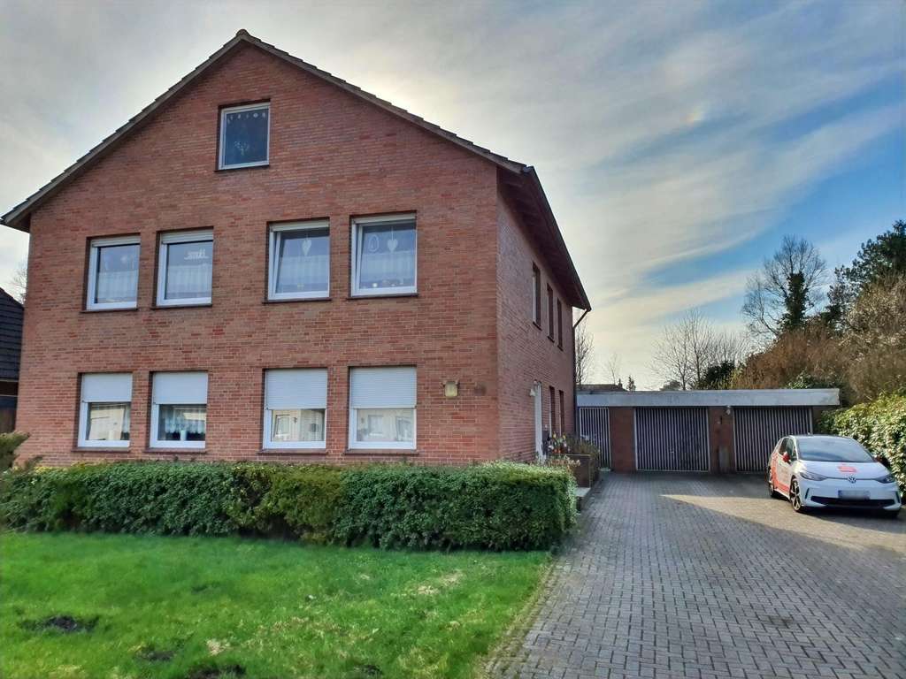 Immobilie in Wiesmoor - Vermietetes Zweifamilienhaus in zentraler Lage von Wiesmoor 
mit potentiellem Baugrundstück  - Bild 1