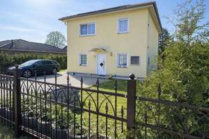 Berlin-Biesdorf: Stilvolle Stadtvilla auf 490 m² GST inkl. Terrasse & Garten in ruhiger Wohnlage !