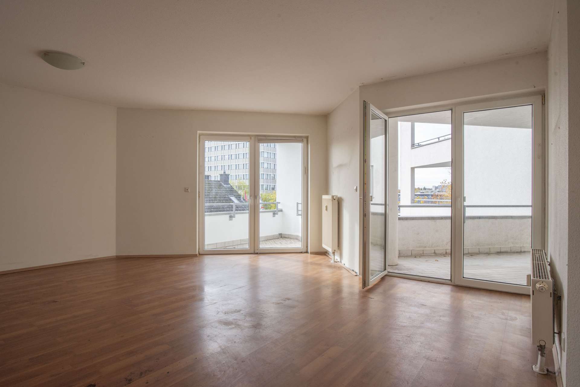 Extravagante 2ZKB mit Balkon, großer Loggia, TG-Stellpl.. Zentrum fussläufig. MODERNISIERUNGSBEDARF!, Wiesbaden – Bild 2