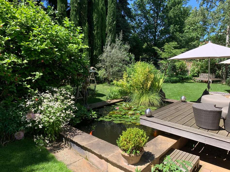 Terrasse mit Teich