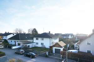 Charmante, sonnige 2-Zimmer-DG-Wohnung mit EBK in Bestlage von Allach – Hauseggerstr.  8, 80999 Untermenzing, München – Vorschaubild 1