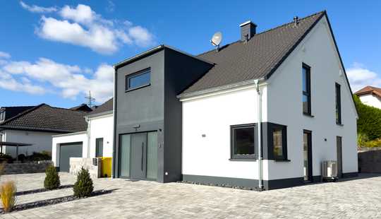 Bild von Modernes Einfamilienhaus mit Poolanlage und hochwertiger Ausstattung in Gückingen