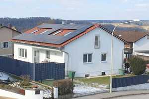 Viel Platz, hell, mit PV-Anlage: Freistehendes Familienhaus, auf großem Grundstück! – Schwandorf (Kreis) – Vorschaubild 1