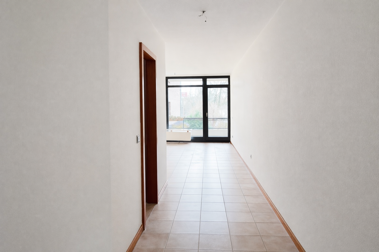 Attraktive 2-Zimmer-Wohnung mit Entwicklungspotenzial in gepflegtem MFH – nahe des Duisburger Zoos, Duisburg – Bild 2