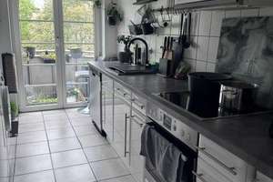*ab 01.08.*  3-Zimmer-Dachgeschoßwohnung mit bodentiefen Sprossenfenstern und Balkon