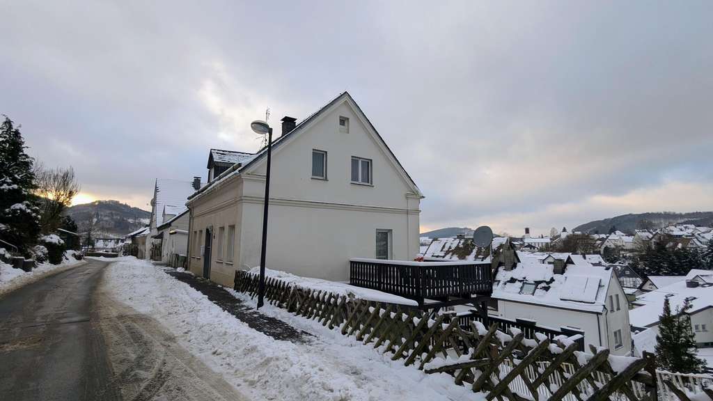 Immobilie in Olsberg - Ein Haus, viele Ideen - verwirklichen Sie Ihren Wohntraum - Bild 1