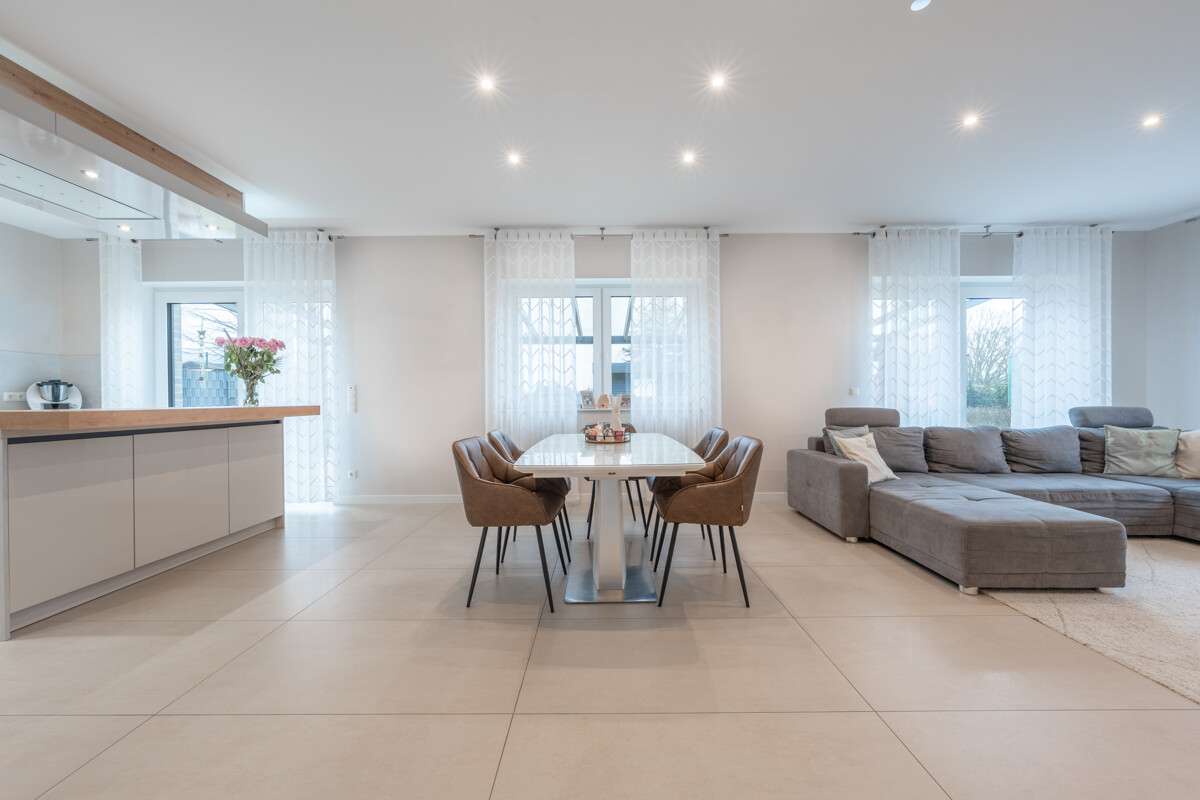 Immobilie in Bippen - Modernes Familienanwesen

Großzügigkeit, Design und Zukunftssicherheit in perfekter Harmonie - Bild 21