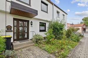 Gepflegtes RMH, ideal für eine Familie mit Terrasse, Balkon, Garage in Nürnberg-Reichelsdorf – Die vollständige Adresse der Immobilie erhältst du vom Anbieter., 90453 Reichelsdorf, Nürnberg – Vorschaubild 1