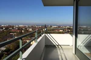 2-Zimmer-Wohnung im 12. OG mit umlaufendem Balkon und traumhaftem Blick über München – Rümannstraße 61, 80804 Am Luitpoldpark, München – Vorschaubild 2