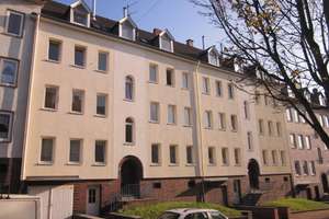 Gut geschnittene und top gepflegte  Wohnung mit  Balkon, 2 Bädern und Einzelgarage