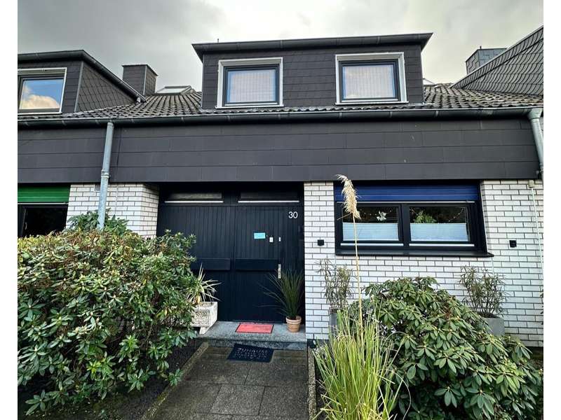 Modernisiertes Reihenmittelhaus mit großzügiger Wohnfläche, Garage und Garten