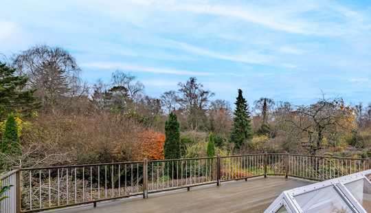 Bild von Einfamilienhaus auf sonnigem Grundstück mit herrlicher Dachterrasse!