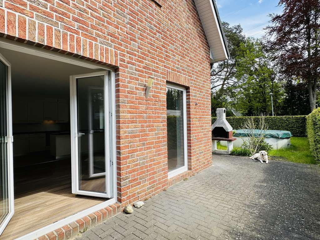 Modernes Familienparadies in ruhiger Lage – Doppelhaushälfte mit Pool und Solaranlage