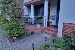 Ruhige EG-Wohnung mit En-Suite-Vollbad, 2 Terrassen, privatem Eingang & 2 Pkw-Stellplätzen