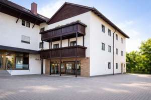 Mehrfamilienhaus mit drei Wohneinheiten, einer Gewerbeeinheit und Baureserven – Die vollständige Adresse der Immobilie erhältst du vom Anbieter., 82140 Olching – Vorschaubild 1
