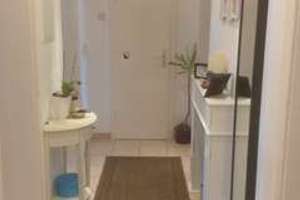 Helle und großzügige 2-Zimmer-Wohnung in zentraler Lage, mit Einbauküche und Bad mit Badewanne