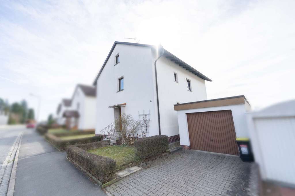 Immobilie in Neustadt bei Coburg - Großzügiges Zweifamilienhaus mit Terrasse, Garten und Garage in ruhiger Lage von Neustadt bei Coburg - Bild 0