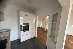 Lichtdurchflutete 3,5-Zimmer-Maisonette mit zwei Zugängen | 2 Balkone | Aufzug | TG-Stellplatz – Kaeppelstraße 15, 90491 St. Jobst, Nürnberg – Vorschaubild 2