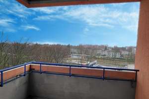 Zeitgemäße Loggia mit freier Aussicht
