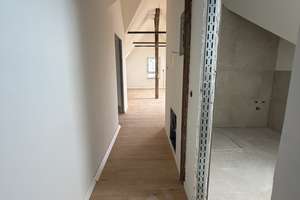 Energetische Sanierte Wohnung, 2,5-Zimmer-Dachgeschosswohnung in Stuttgart-Ost mit Cabrio Fenster – Schwarenbergstr 153, 70188 Gablenberg, Stuttgart – Vorschaubild 2