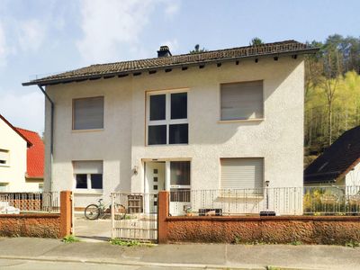 Ein Haus – viele Möglichkeiten: Freistehendes Ein-/Zweifamilienhaus mit zwei Garagen in Rodalben