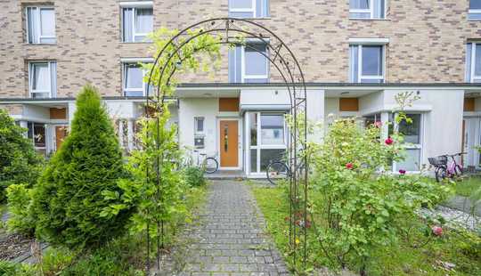 Bild von Wo Familie wächst und Ruhe wohnt – Reihenhaus mit grünem Herzen