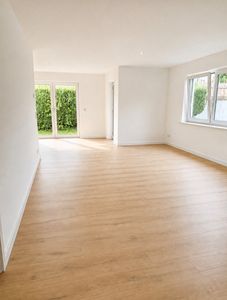 ERSTBEZUG NACH KERNSANIERUNG: HELLE 3-ZIMMER-WOHNUNG MIT EINBAUKÜCHE, TERRASSE UND GARTEN