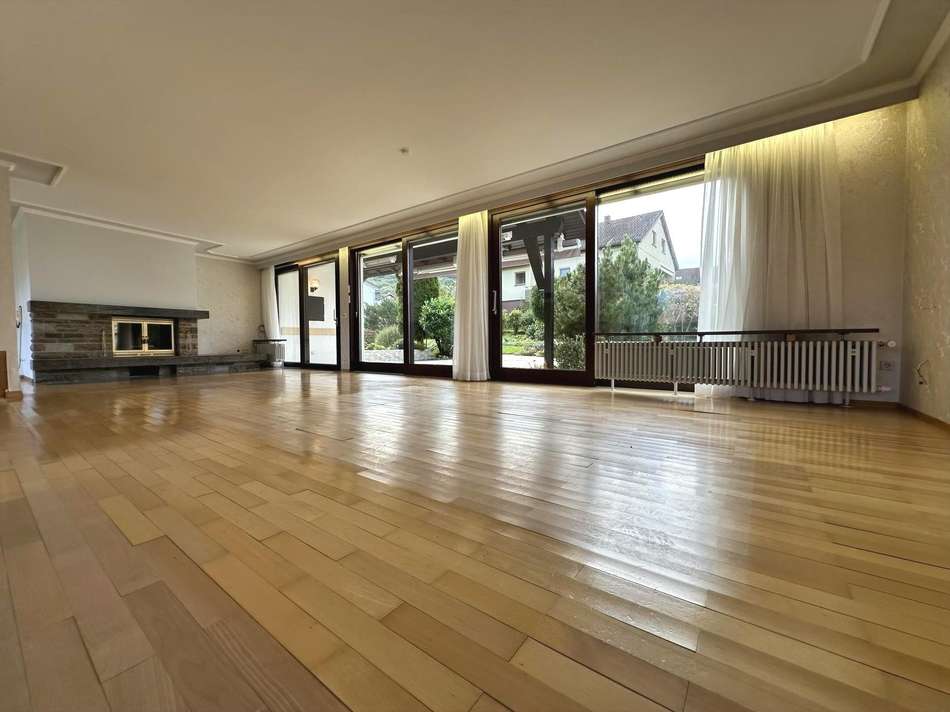 Großer Wohnbereich mit Kamin