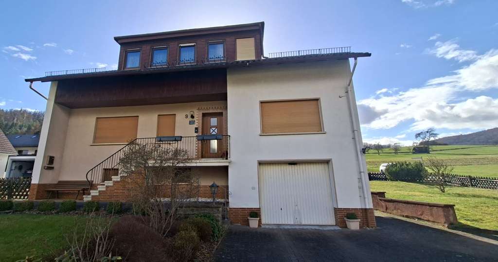 Immobilie in Biedenkopf - Großes renovierungsbedürftiges  Einfamilienhaus  in  Biedenkopf - Engelbach / Randlage - Bild 0