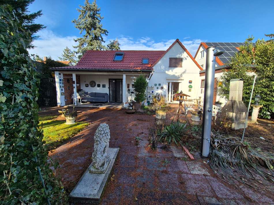 Rückansicht mit Terrasse