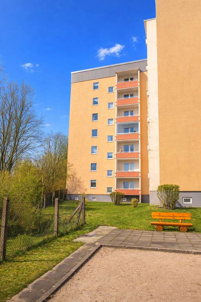 Immobilie in Suhl - großzügige 4-Zimmer-Wohnung mit zwei Balkonen und Kfz-Stellplatz - Bild 1