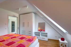 Möbliert: Helle 3-Zimmer Dachterrassenwohnung auf Zeit mieten – Die vollständige Adresse der Immobilie erhältst du vom Anbieter., 80997 Allach, München – Vorschaubild 4