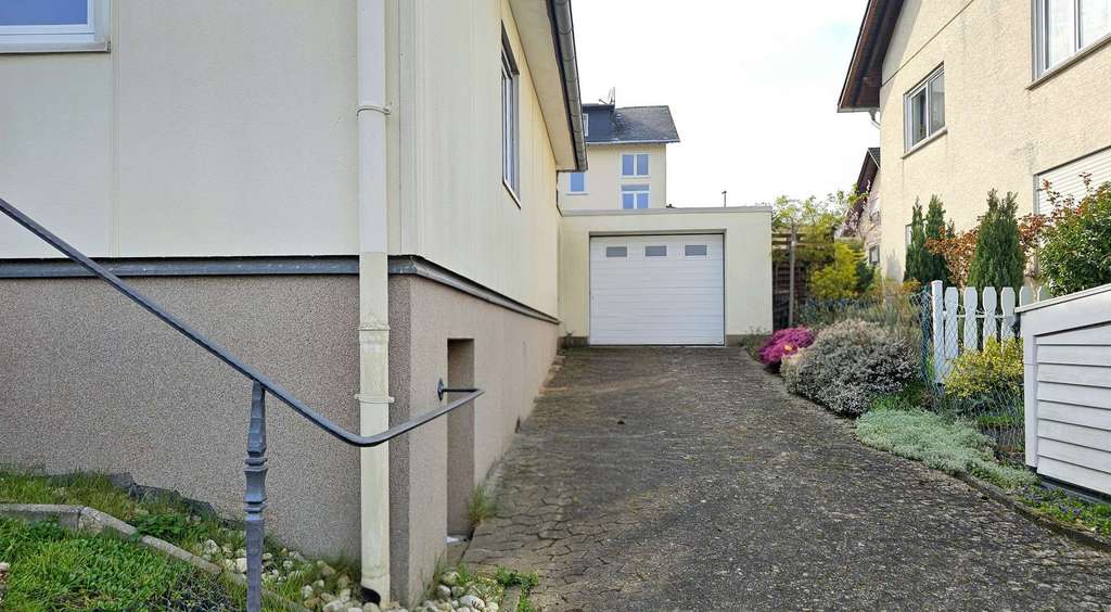 Immobilie in Zell (Mosel) - Wohnen auf einer Ebene-Kleines Einfamilienhaus mit Garage und Garten in guter Wohnlage von Zell/Barl - Bild 1