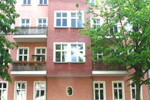 Charmante Altbauwohnung mit großer Sonnenterrasse – Ihr neues Zuhause in Berlin-Lichtenberg! – Berlin – Vorschaubild 1