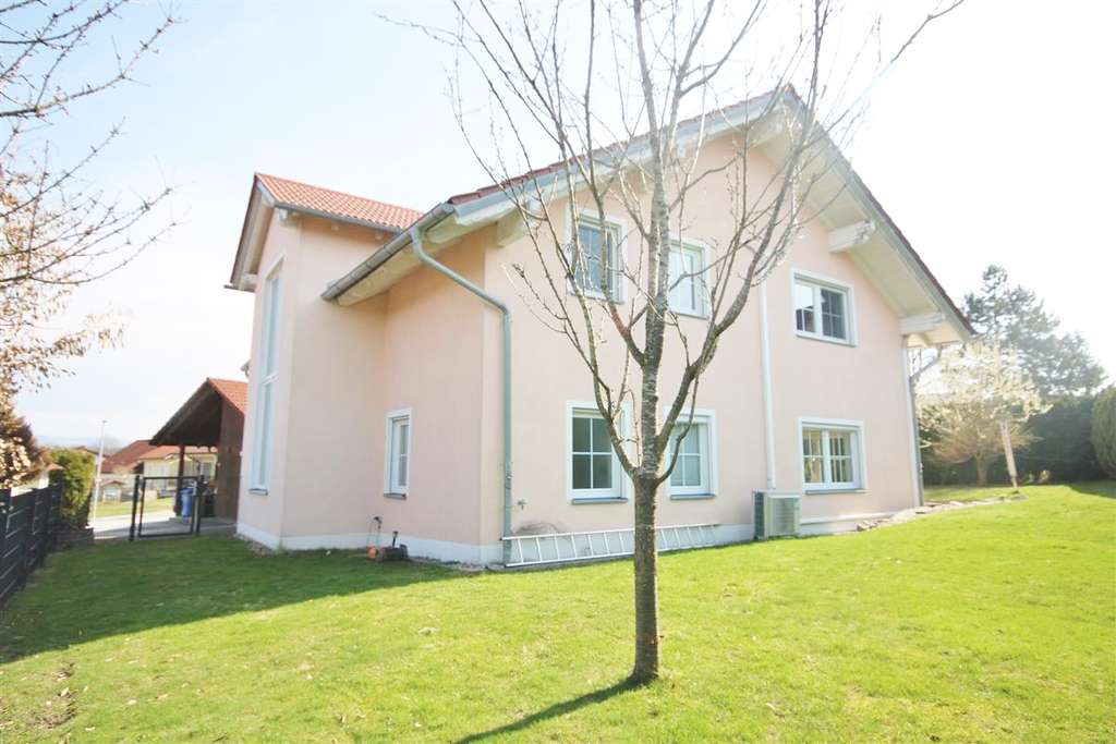 Immobilie in Hutthurm - Charmantes Wohlfühlhaus mit architektonischer Klarheit, einem privaten Spa-Bereich auf Hotelniveau u - Bild 3