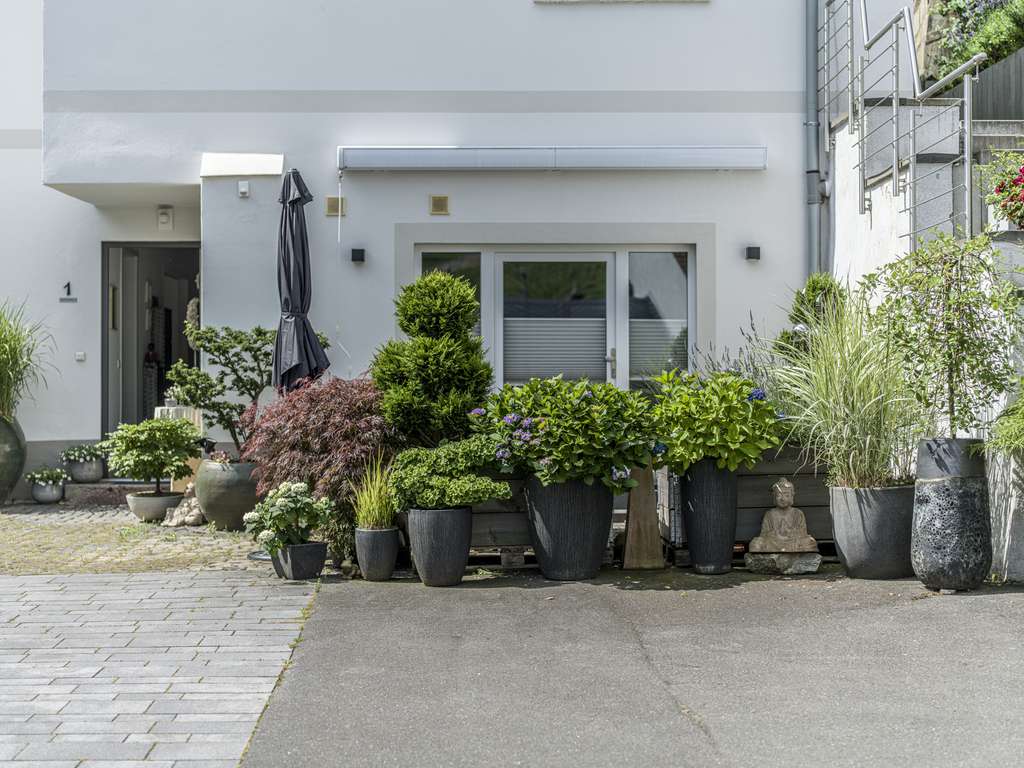 Immobilie in Geisenheim - Modernisiertes Zweifamilienhaus mit Blick auf Schloss Johannisberg - Bild 1