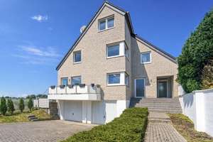 Forstwald: Helle Doppelhaushälfte mit Garage, Stellplatz, großer Terrasse und ruhigem Ausblick
